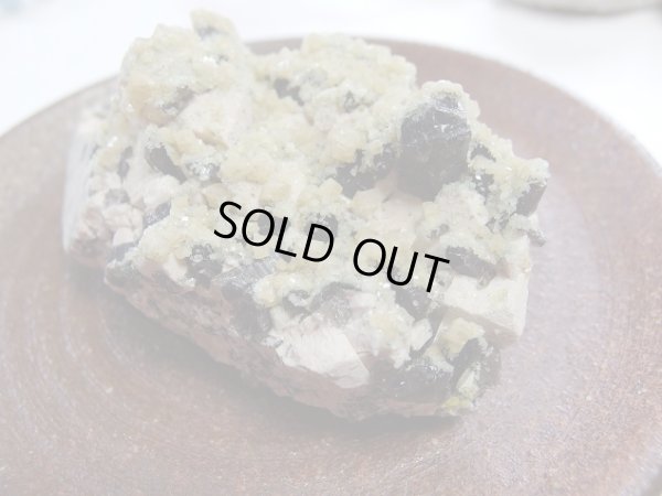 画像6: カルサイト結晶がかぶり積もったレア状態のモリオン原石　