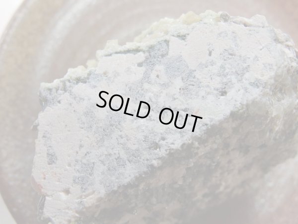 画像9: カルサイト結晶がかぶり積もったレア状態のモリオン原石　