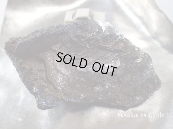 画像18: 特撰希少　ザ　アート　「アイアンローズ　with 太陽ルチル　」　ヒマラヤ水晶黒座布団付　超特価