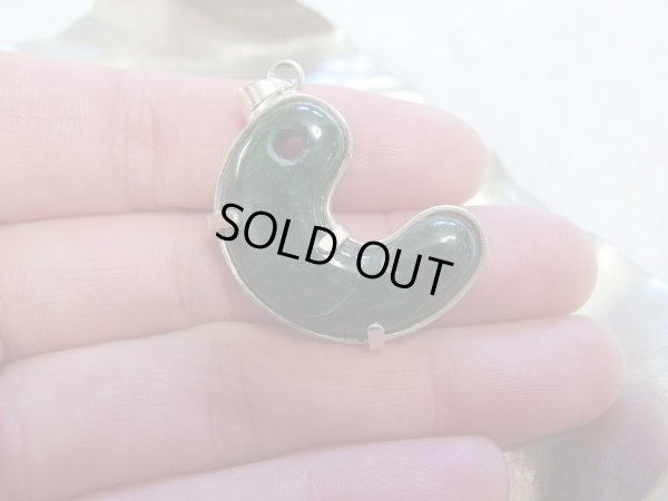 画像16: Ｐｒｅｍｉｕｍ　ロシア翡翠勾玉　　本革製ネックレス　翡翠は綺麗だけどわずか難あり特価