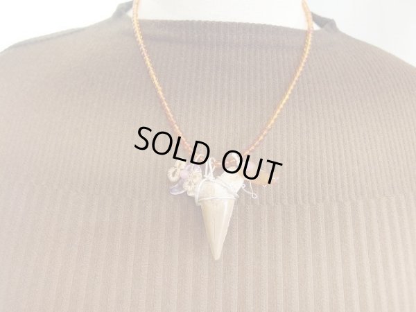 画像3: 勾玉エンジェルとバタフライとサメ牙と琥珀のネックレス　