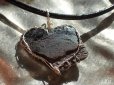 画像2: ルチルオンヘマタイト結晶原石　オリジナル　アーティスティックワイヤー　ペンダントトップ　パイライト　ヘマタイト共生結晶原石付