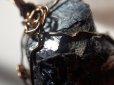 画像1: METAL ＆　STONE　　 ルチルオンヘマタイト結晶原石とブラックトルマリンの最強峰　守護＆グランディングネックレス (1)