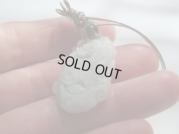 画像9: ミャンマー産　天然翡翠（含侵処理なし）龍彫りプレート　オリジナル　ワイヤペンダント加工　モルダバイト搭載型　