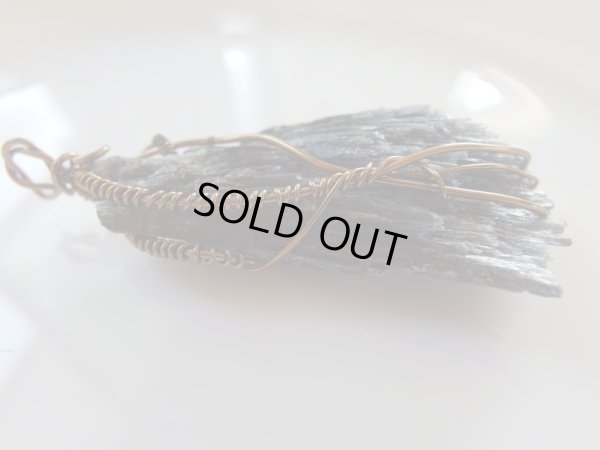 画像9: INTO THE WILD   ブラックカイヤナイトのワイヤ加工　オリジナルペンダントトップ