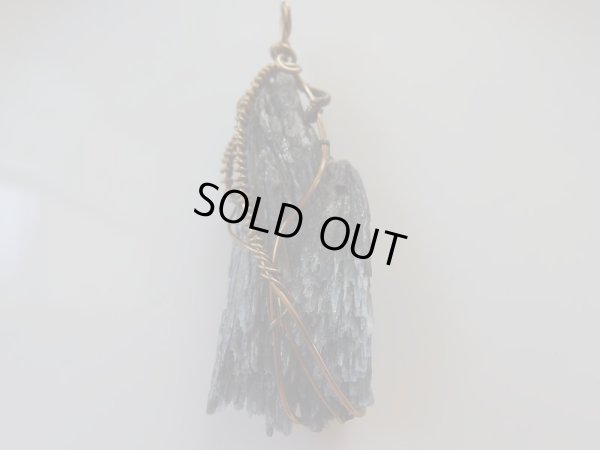 画像5: INTO THE WILD   ブラックカイヤナイトのワイヤ加工　オリジナルペンダントトップ