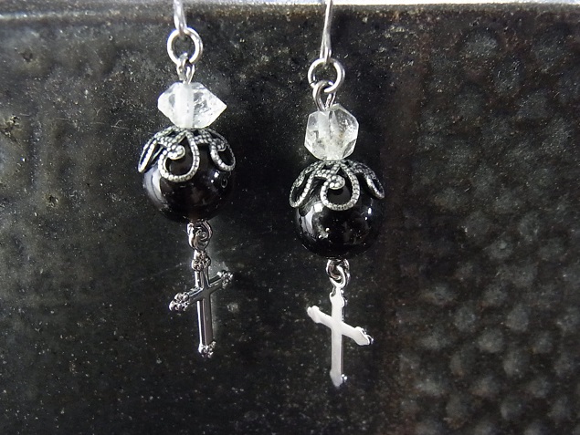 画像: 黒水晶と十字架のピアス