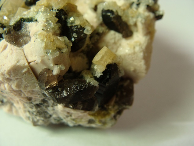 画像: カルサイト結晶がかぶり積もったレア状態のモリオン原石　