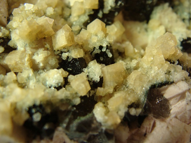 画像: カルサイト結晶がかぶり積もったレア状態のモリオン原石　