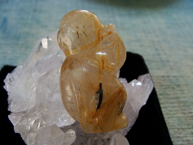 画像: 　極上水晶クラスターと黄金ルチル猿とヒマラヤ座布団３点セット
