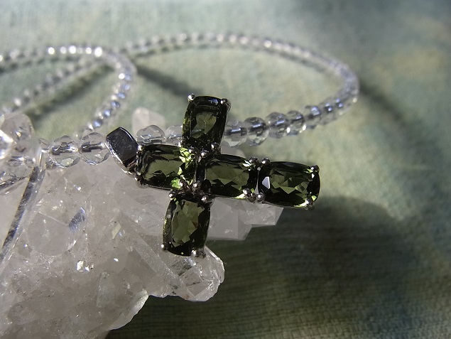 画像: 宝石質神秘のモルダバイト　銀製クロスネックレス　水晶４ミリカット　アジャスター付き