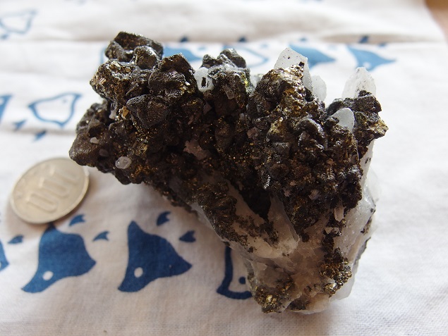 画像1: 赤鉄鉱と黄鉄鉱結晶に囲まれた水晶クラスター原石　特価