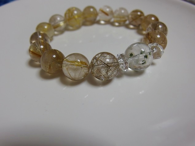 画像12: 緑惑星群と煌めく虹　燦々と降り注ぐ太陽光のような　まりも水晶搭載型　大ぶりルチルの特製ブレス