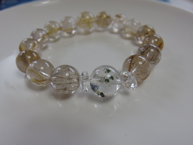 画像13: 緑惑星群と煌めく虹　燦々と降り注ぐ太陽光のような　まりも水晶搭載型　大ぶりルチルの特製ブレス