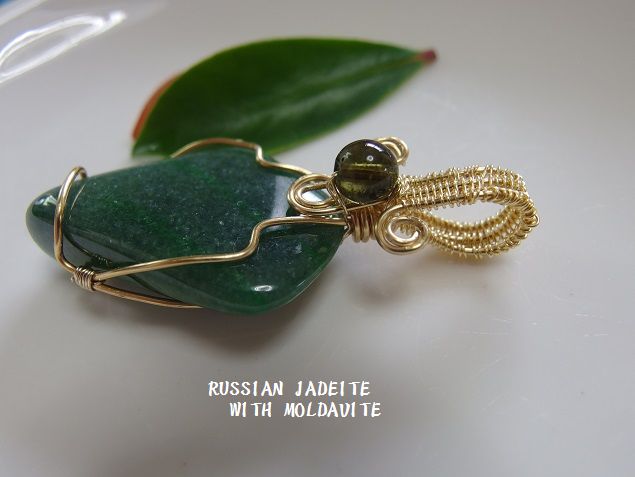 画像1: Premium Russian jadeite with moldavite オリジナルアーティスティックワイヤ　本革付ペンダント