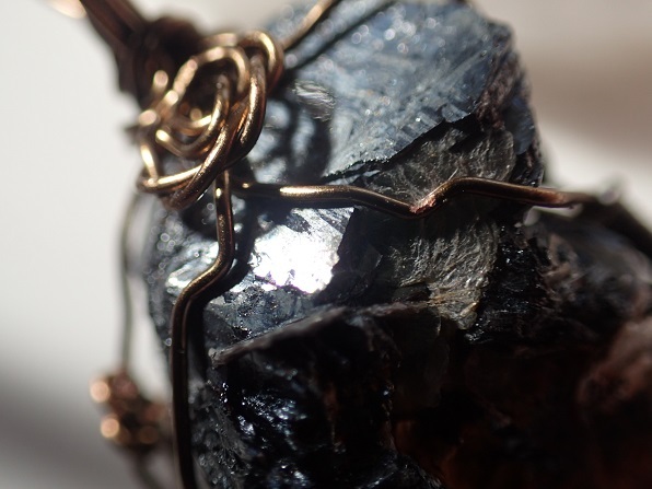 画像1: METAL ＆　STONE　　 ルチルオンヘマタイト結晶原石とブラックトルマリンの最強峰　守護＆グランディングネックレス