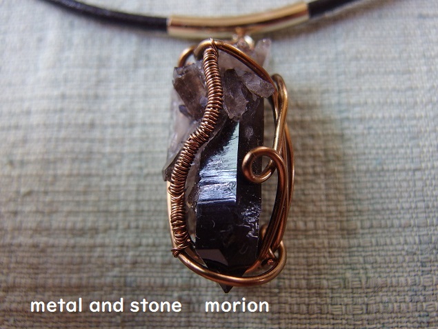 画像1: 美しい天然黒水晶の単結晶　metal and stone 　オリジナルペンダントトップ　本革ネックレス付き　